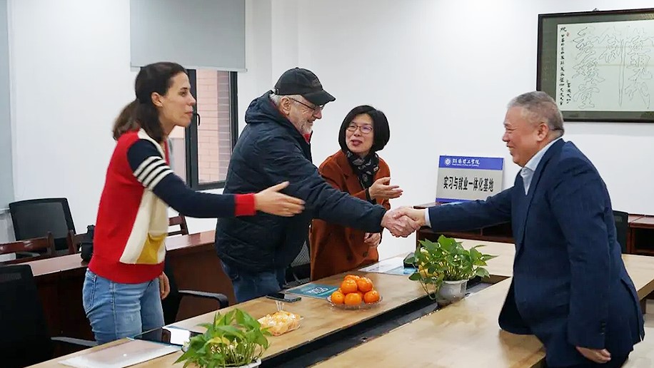 熱烈歡迎長(zhǎng)沙市人民政府商務(wù)顧問(wèn)Mr Hans Ackermann和Mrs Bahriye Kuebler一行蒞臨美媛生物參觀交流